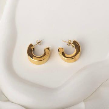 Chic Gold Essence Earrings